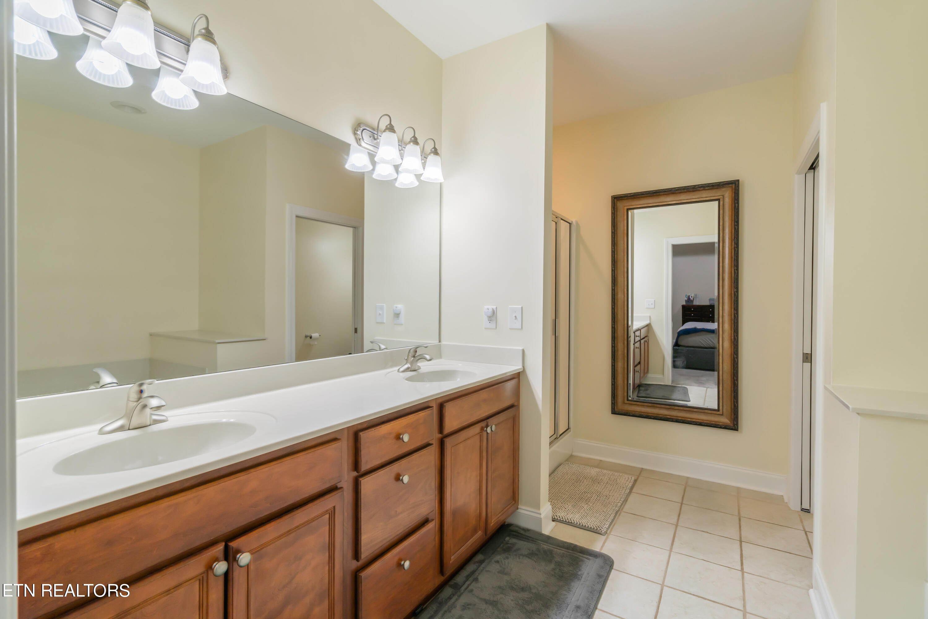 107 Fallberry Street Oak Ridge, TN 37830 - Photo 25 of 60 Primary Bath