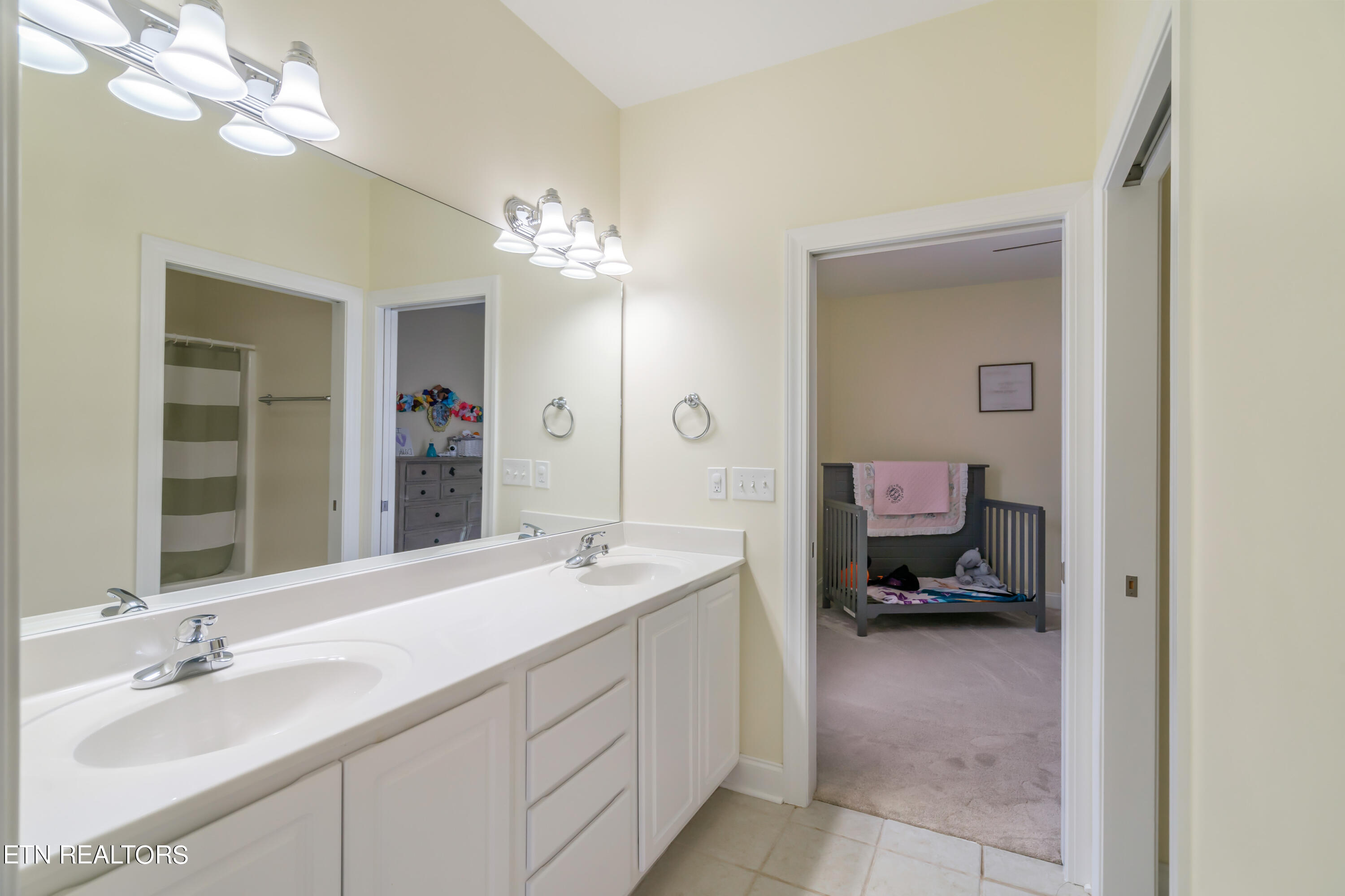 107 Fallberry Street Oak Ridge, TN 37830 - Photo 30 of 60 Jack N Jill Bath