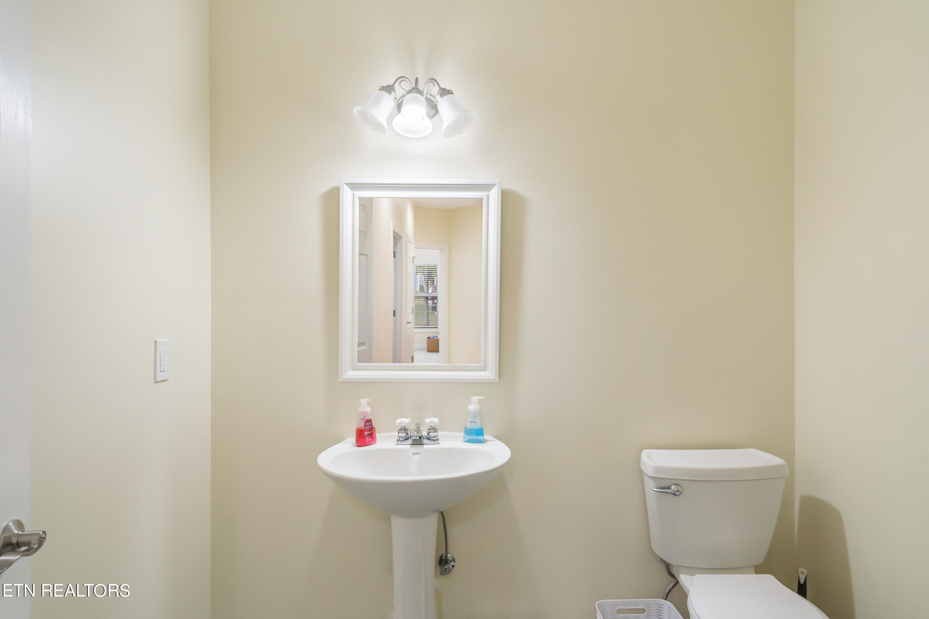 107 Fallberry Street Oak Ridge, TN 37830 - Photo 33 of 60 Powder Room