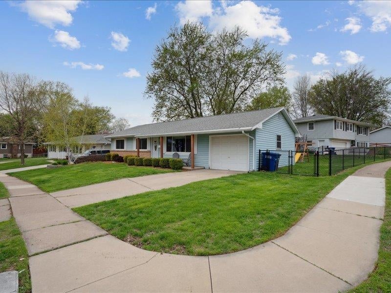 2183 Key Way Drive Dubuque, IA 52002 - Photo 2 of 25 Gallery Image 2