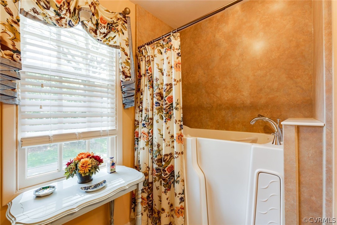 6161 River Road, Unit 37 Richmond, VA 23226 - Photo 22 of 24 a bathroom with a sink and a mirror