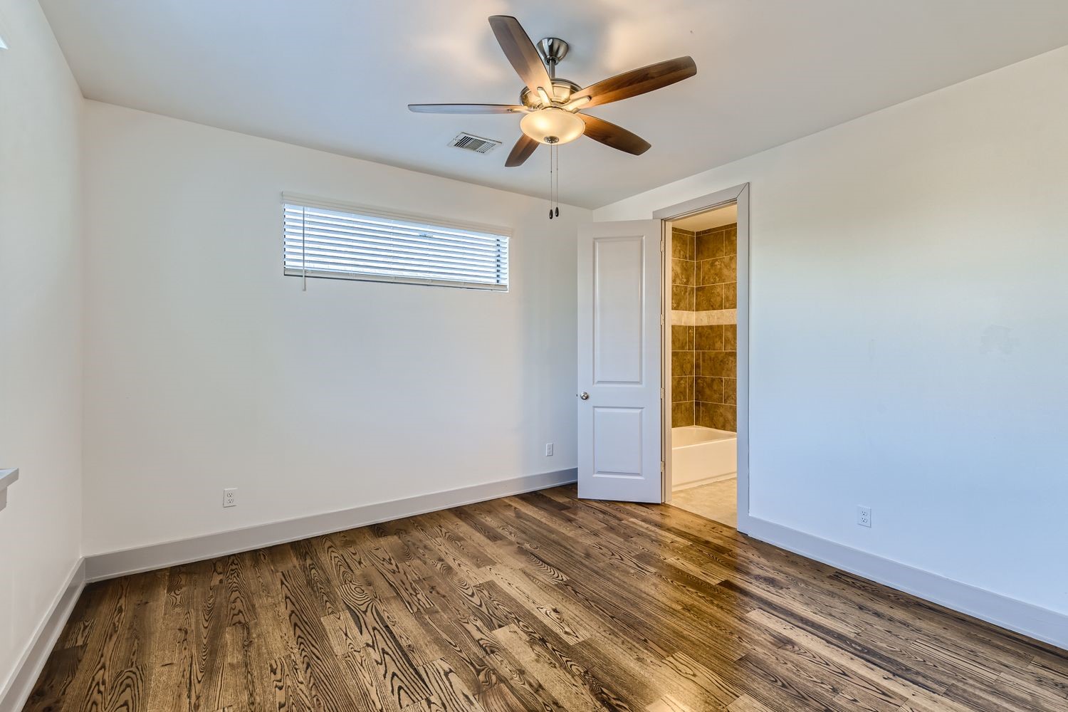 2208 Arabelle Street Houston, TX 77007 - Photo 16 of 26 a view of an empty room