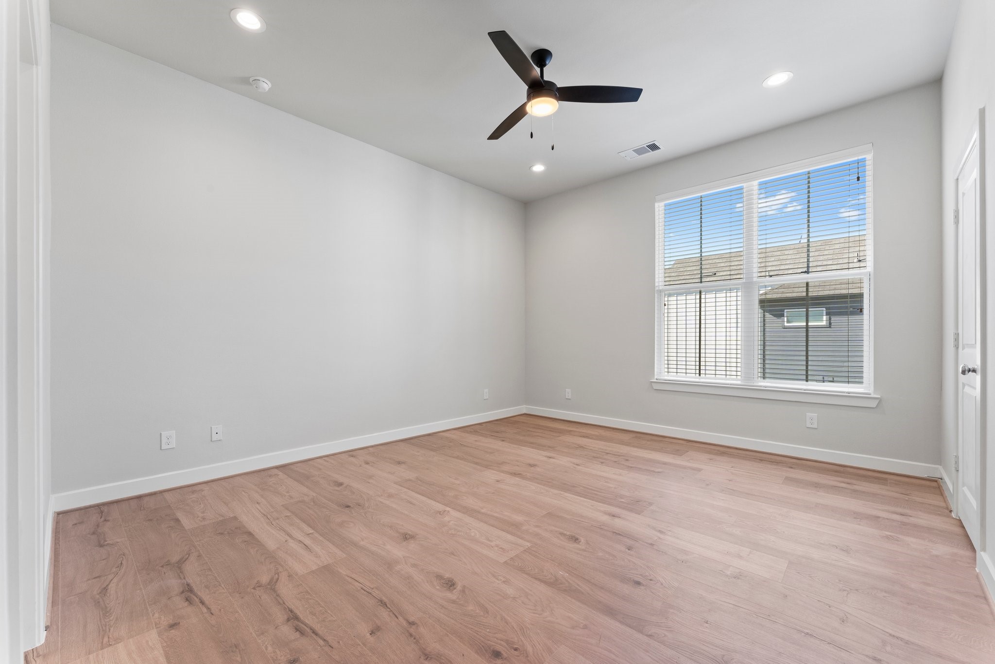 5904 Jasper Jones Way Houston, TX 77091 - Photo 22 of 37 an empty room with windows and cabinet