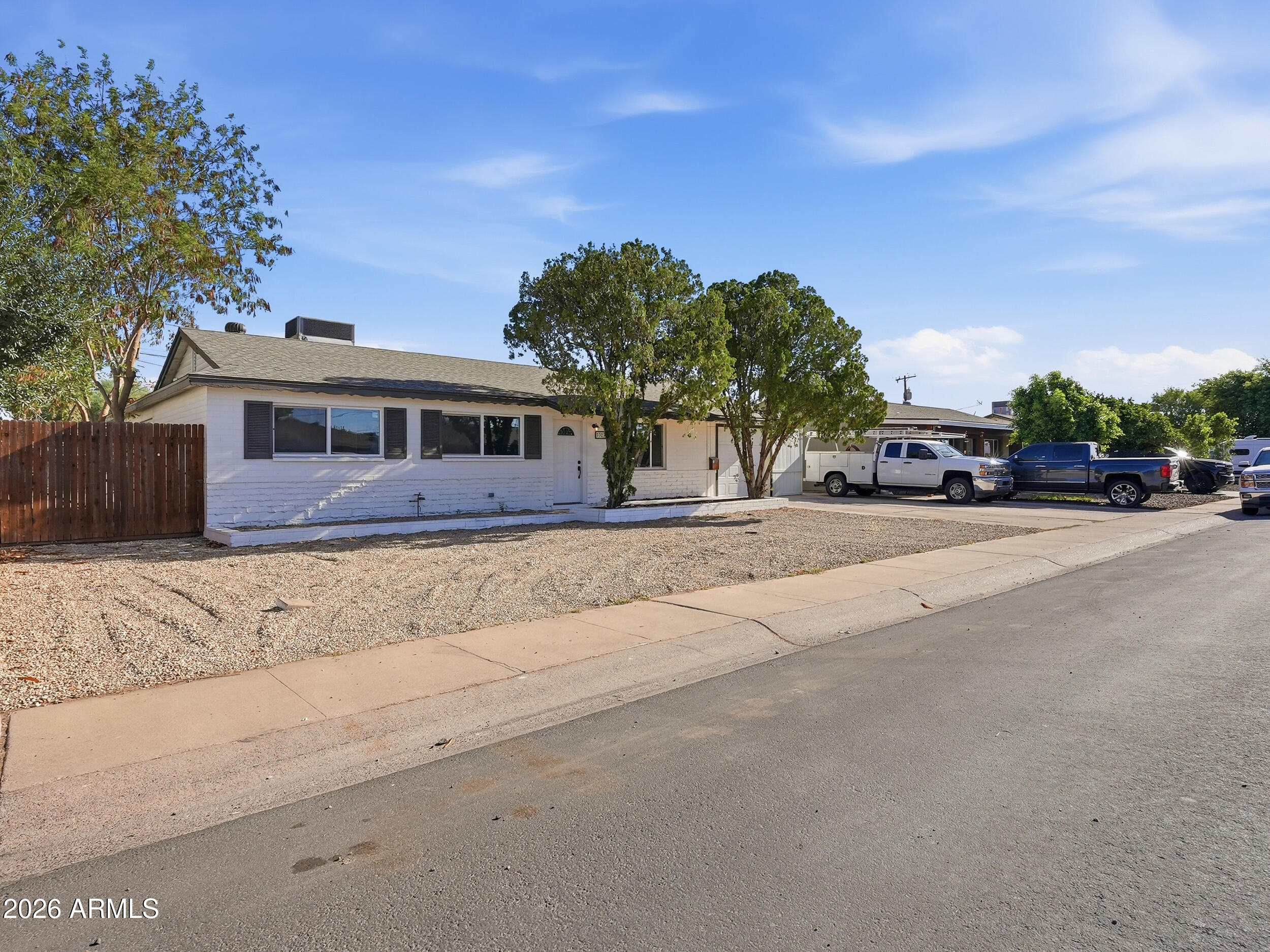 3327 West Charter Oak Road Phoenix, AZ 85029 - Photo 2 of 22