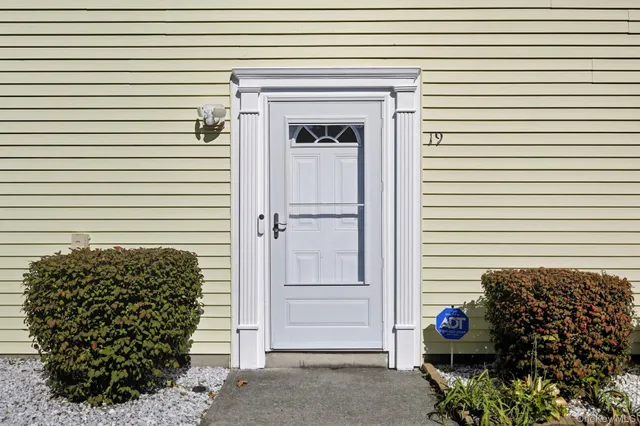 a view of entryway of the house