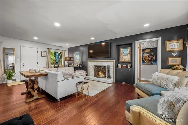 $375,000 | 369 Vincent Place, Elgin, IL 60123