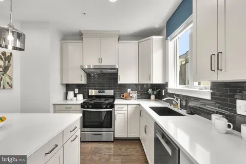 $869,000 | 820 Thompson Crescent, Unit 26, Rockville, MD 20852