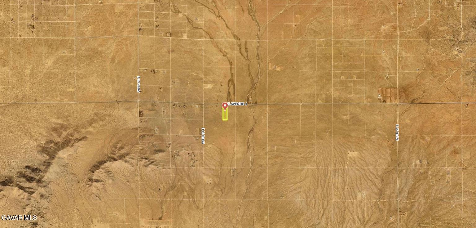 J Avenue East Lancaster, CA 93535 - Photo 13 of 18 a bathroom with a shower