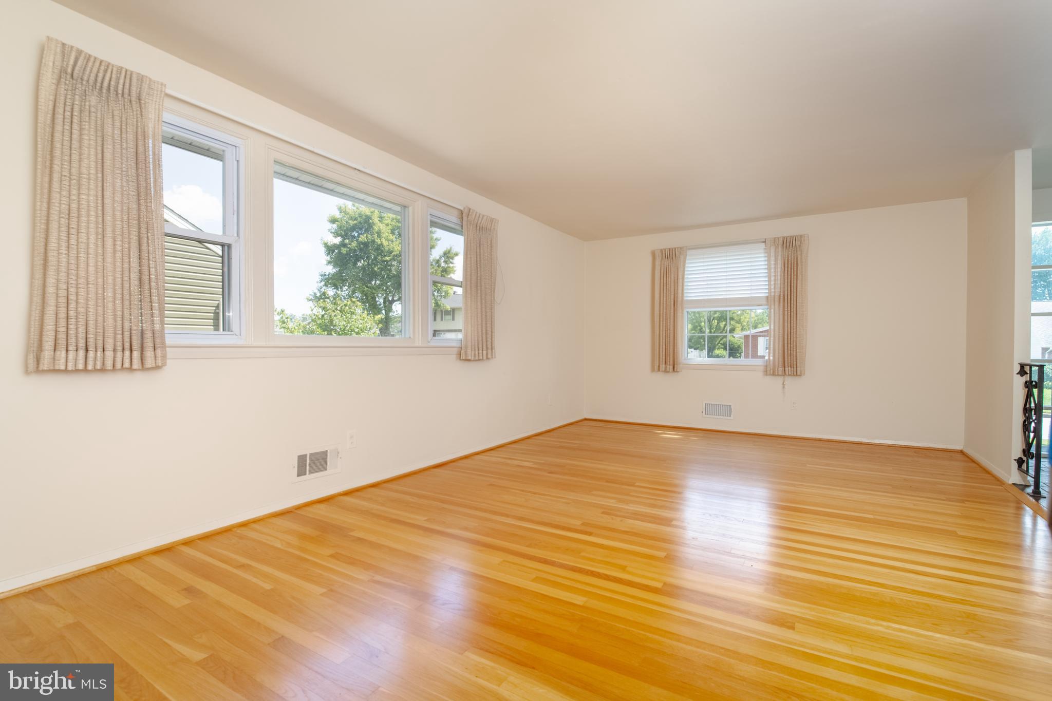 8904 Parlo Road Nottingham, MD 21236 - Photo 10 of 48 Living room