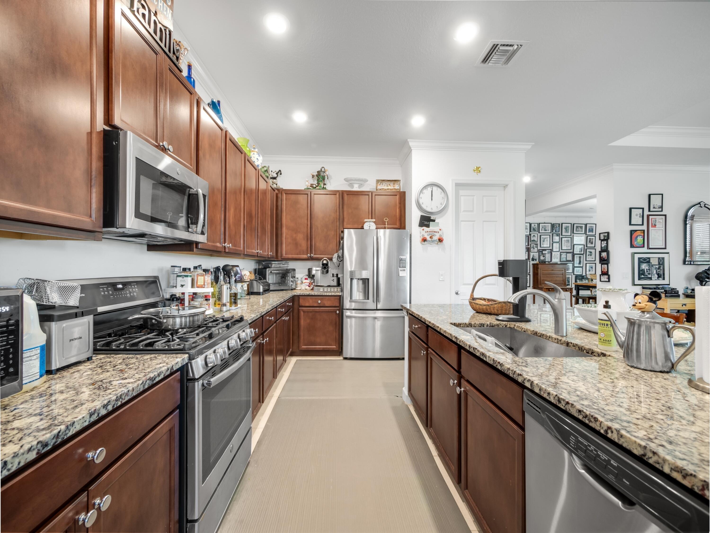 1062 Ember Ridge Run Loxahatchee, FL 33470 - Photo 8 of 34 Kitchen