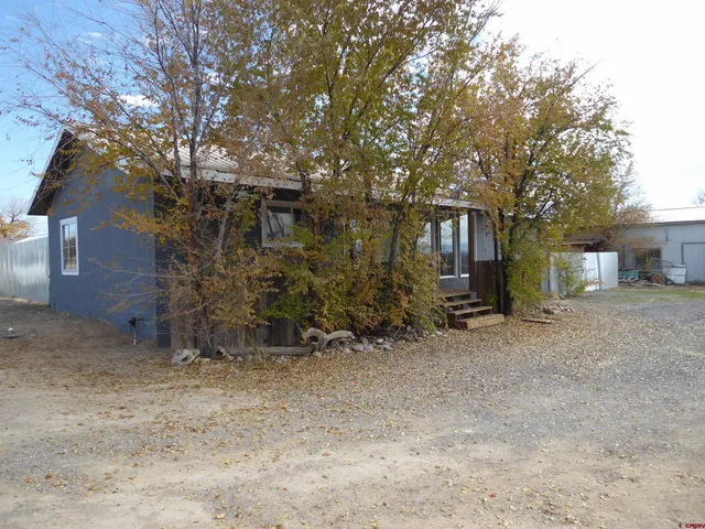 a view of a house with a backyard