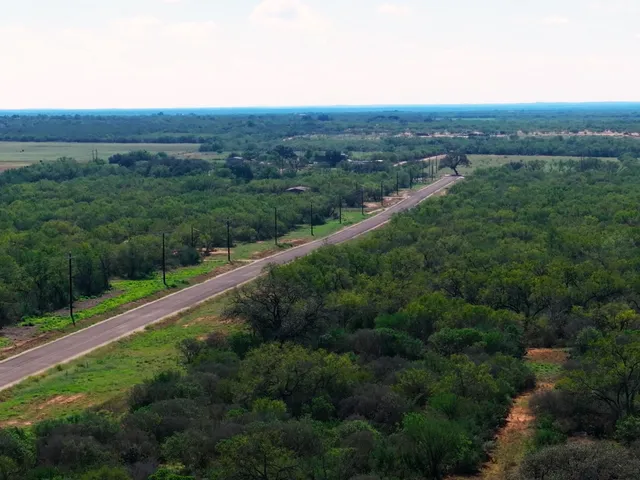 $59,000 | 112 Cr 2644 Moore Tx 78057, Devine, TX 78016