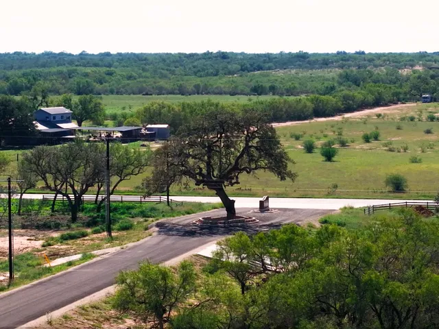 $59,000 | 112 Cr 2644 Moore Tx 78057, Devine, TX 78016