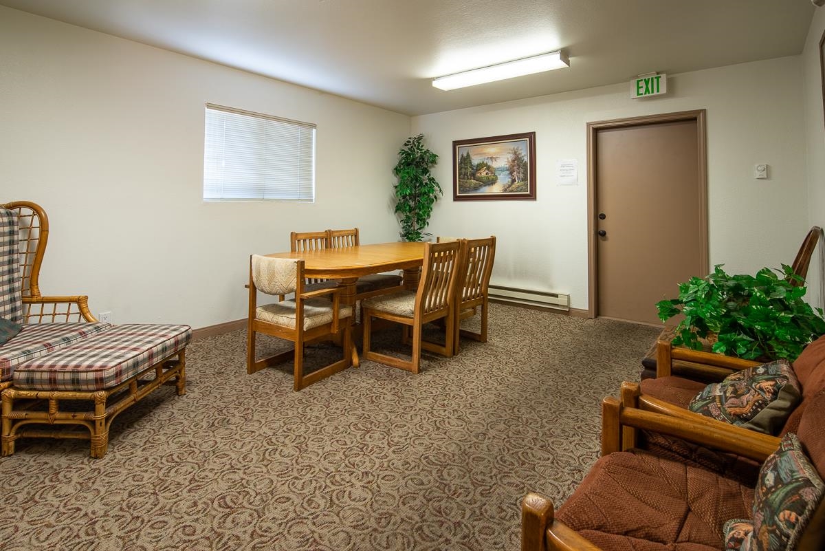 153 Lake Mary Road, Unit 29 Mammoth Lakes, CA 93546 - Photo 27 of 44 a dining room with furniture and a potted plant