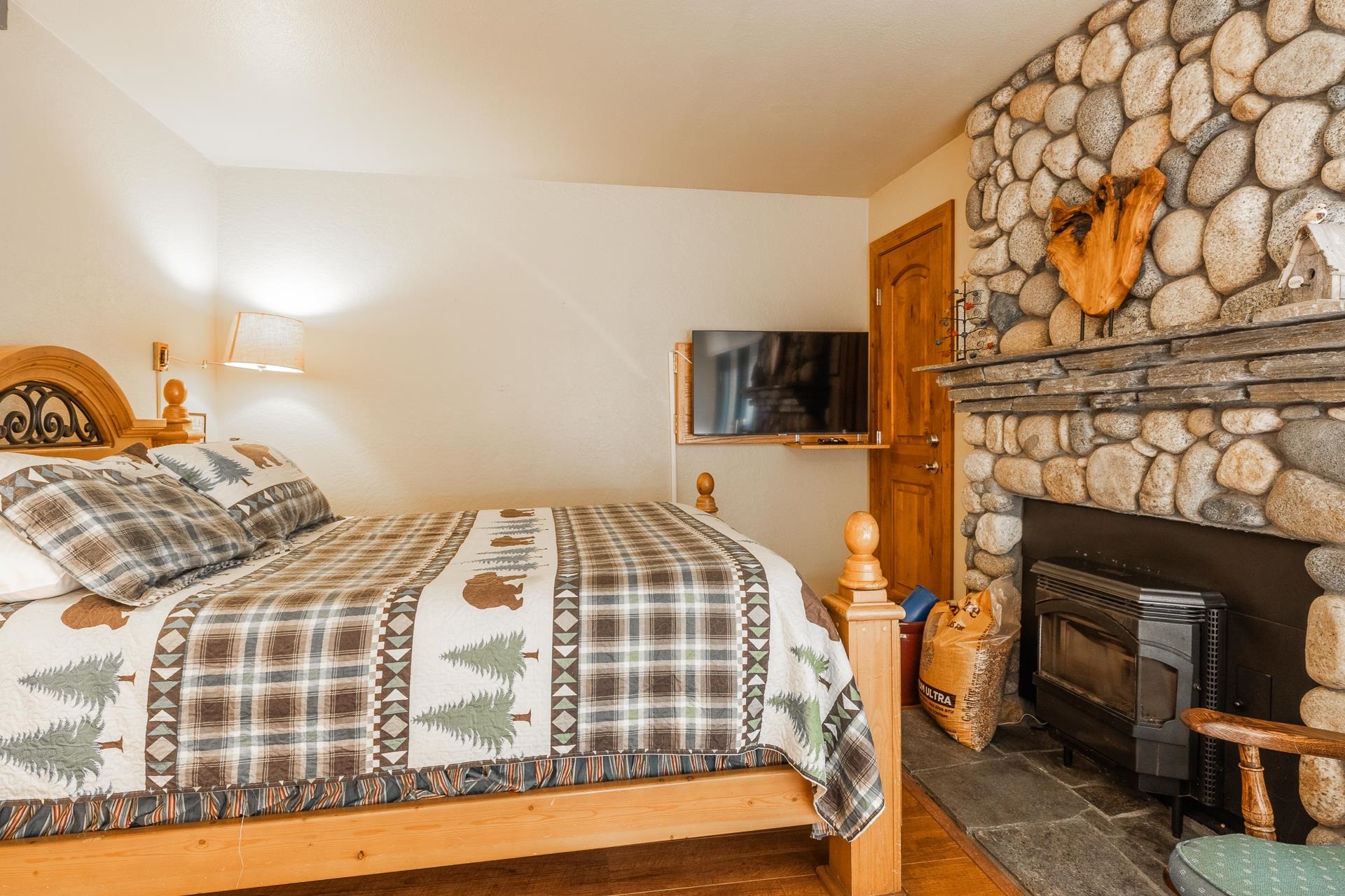 153 Lake Mary Road, Unit 29 Mammoth Lakes, CA 93546 - Photo 4 of 44 a bedroom with a bed and a fireplace