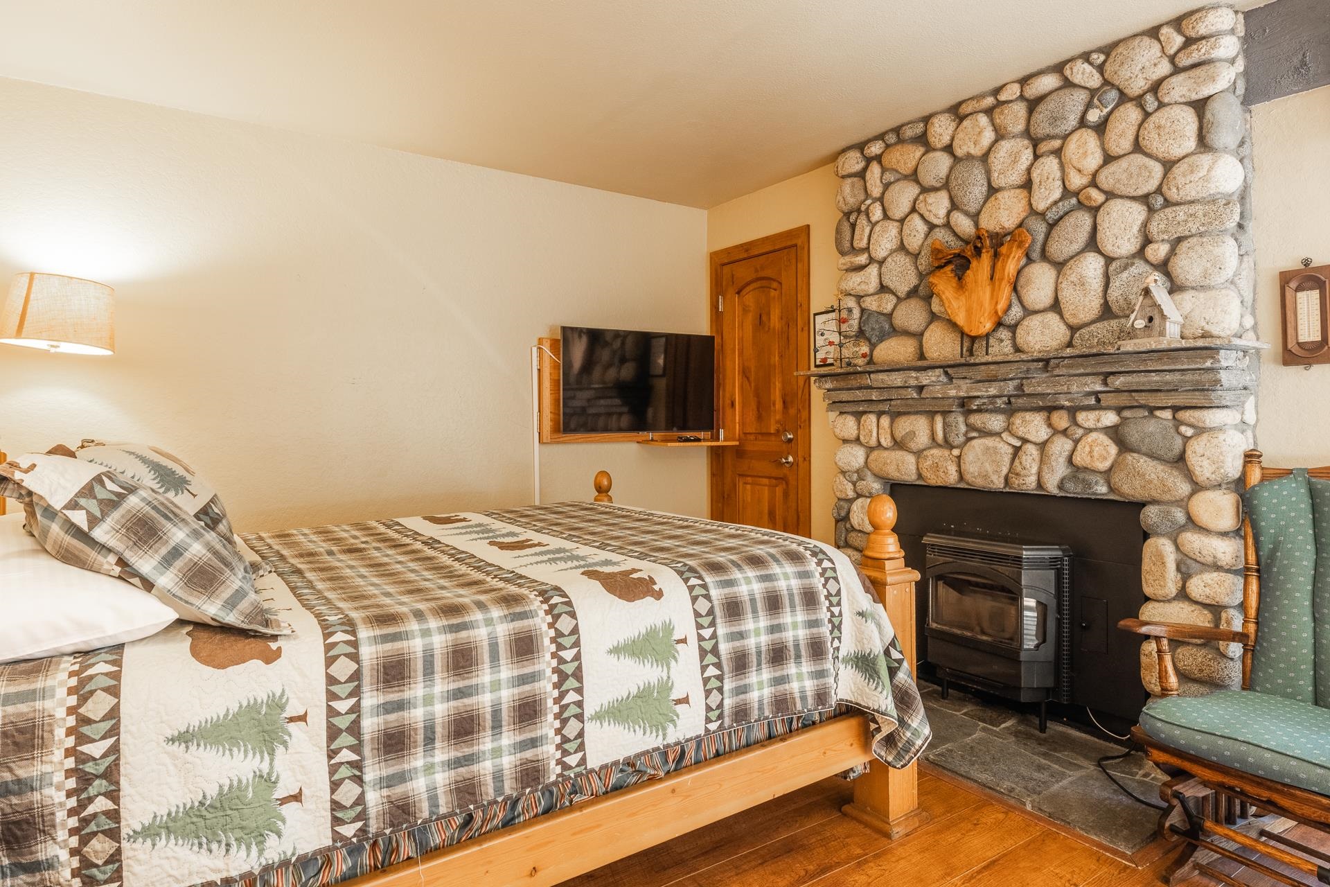 153 Lake Mary Road, Unit 29 Mammoth Lakes, CA 93546 - Photo 6 of 44 a bedroom with a bed and a fireplace