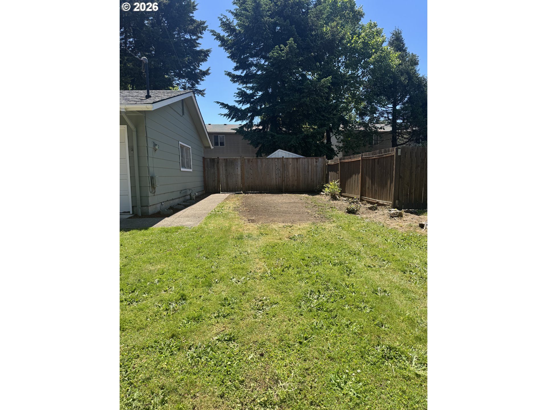260 Susan Street Eugene, OR 97404 - Photo 29 of 33 a backyard of a house