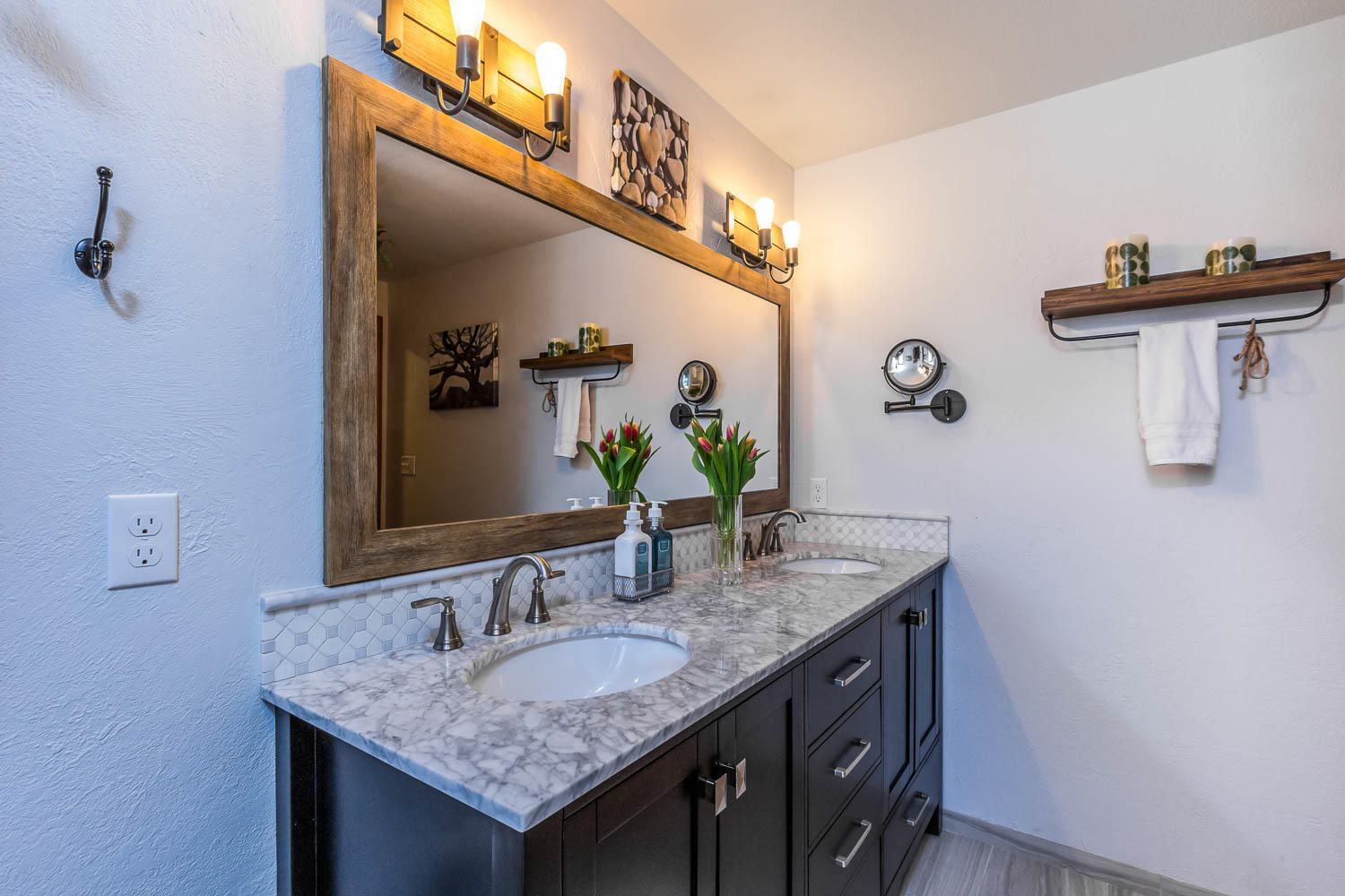 17704 Rogue Lane Sunriver, OR 97707 - Photo 19 of 26 a bathroom with a granite countertop sink and a mirror