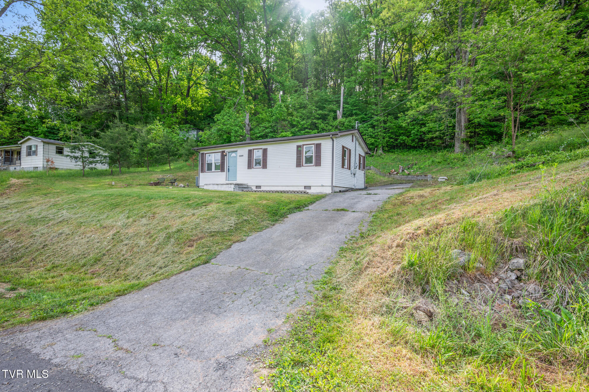 23249 Marys Chapel Road Bristol, VA 24202 - Photo 3 of 19 DSC_4157 copy
