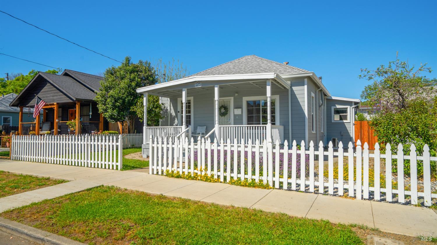 125 Kendal Street Vacaville, CA 95688 - Photo 3 of 45 a front view of a house with a garden