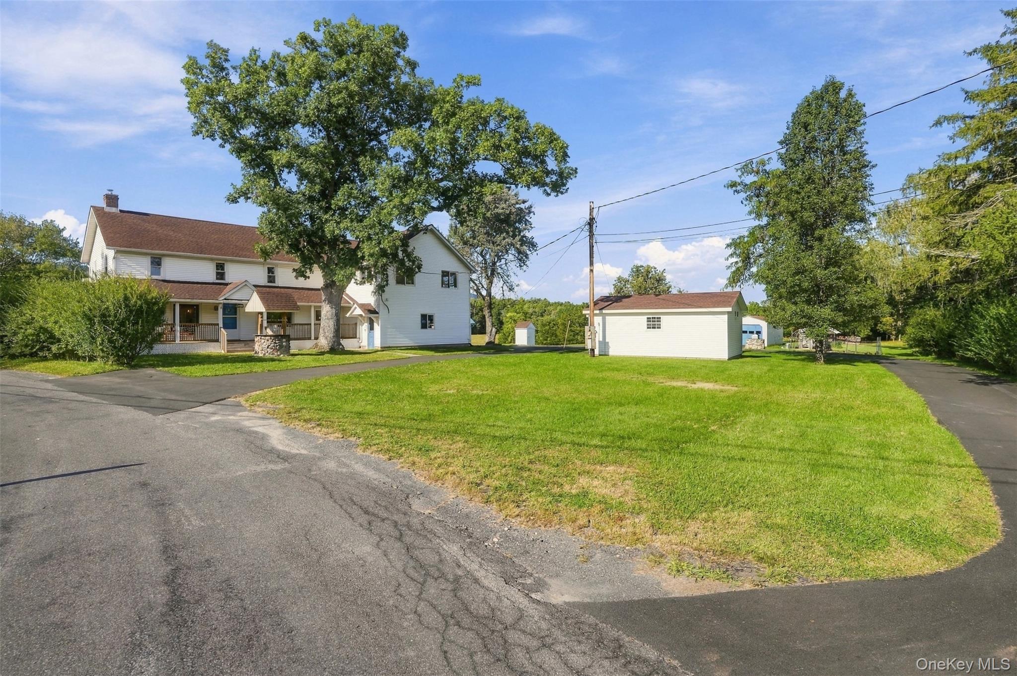 4 Low Road Wallkill, NY 12589 - Photo 4 of 49 Circular driveway
