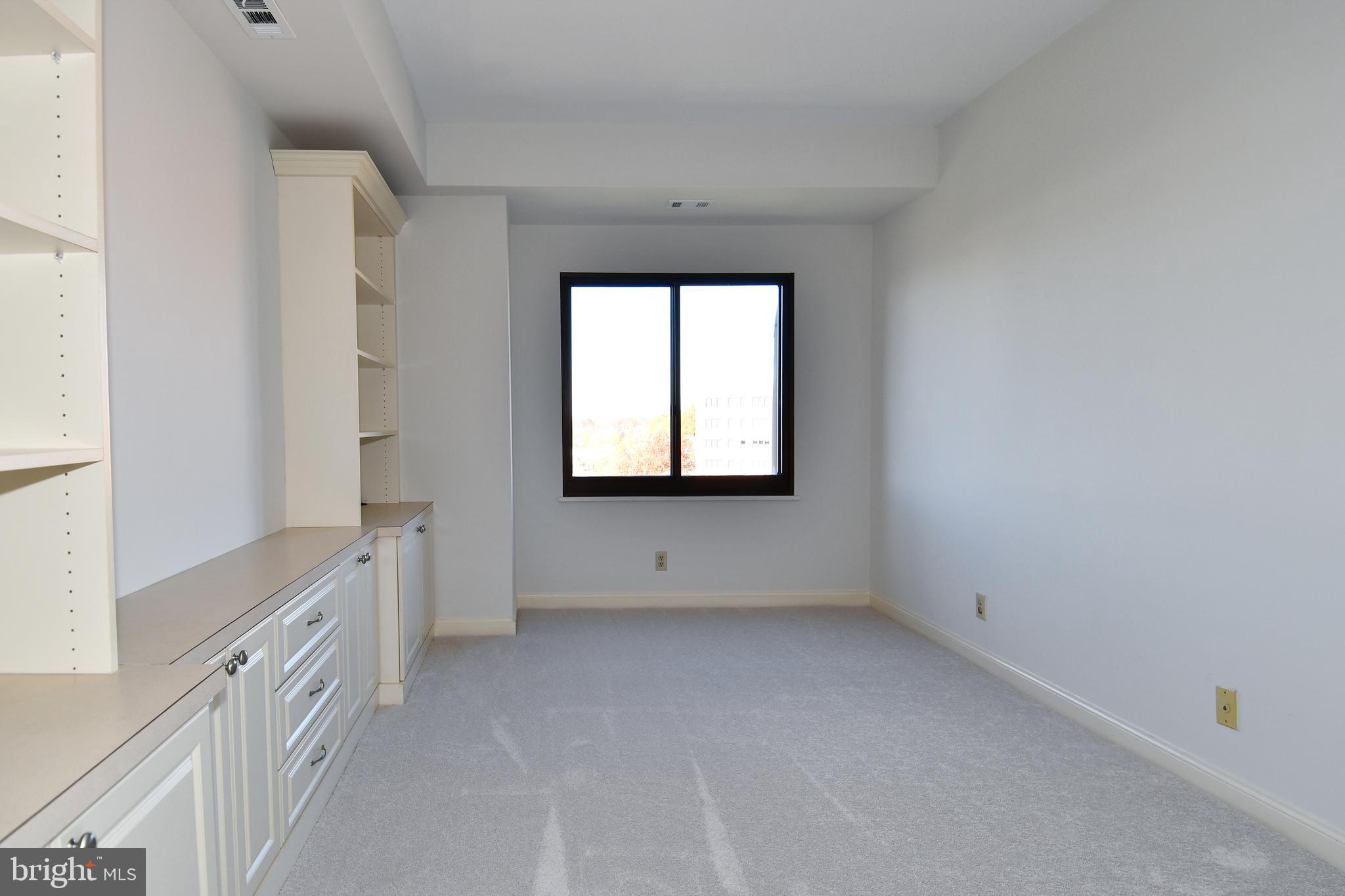 1250 South Washington Street, Unit 816 Alexandria, VA 22314 - Photo 26 of 58 an empty room with a window