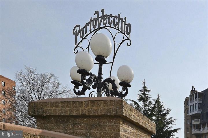 1250 South Washington Street, Unit 816 Alexandria, VA 22314 - Photo 33 of 58 a living room with furniture and a potted plant