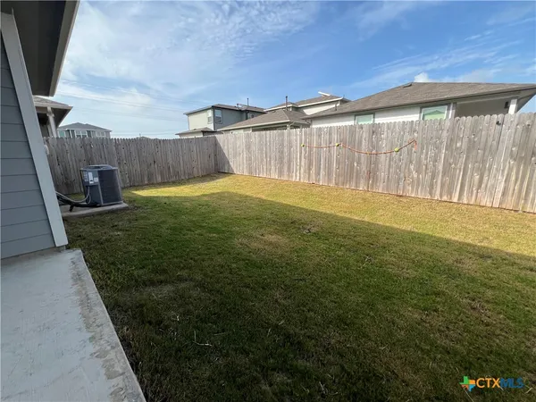 a view of a backyard