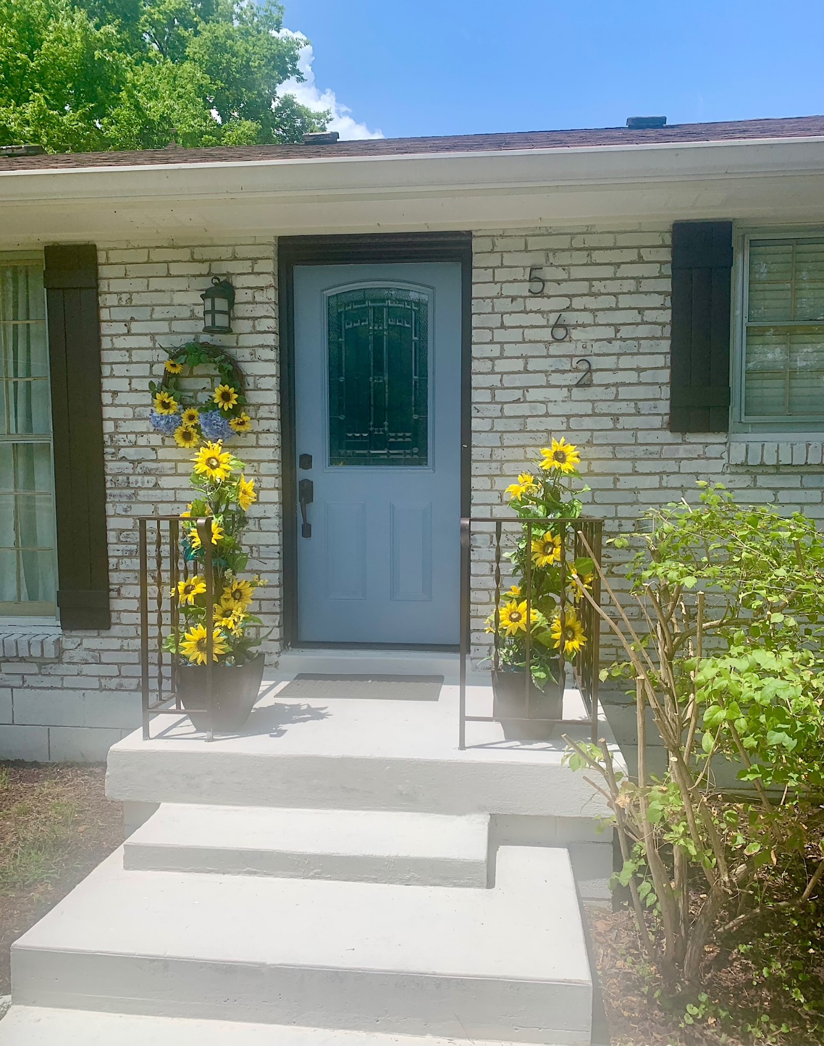 562 Walton Ferry Road Hendersonville, TN 37075 - Photo 2 of 24 a view of entrance front of house