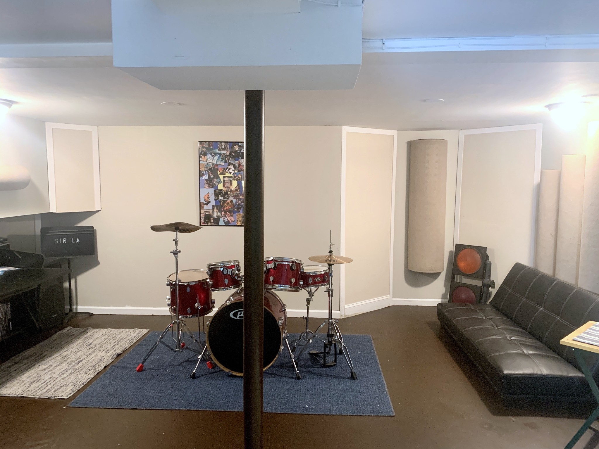 562 Walton Ferry Road Hendersonville, TN 37075 - Photo 17 of 24 a living room with furniture and a lamp