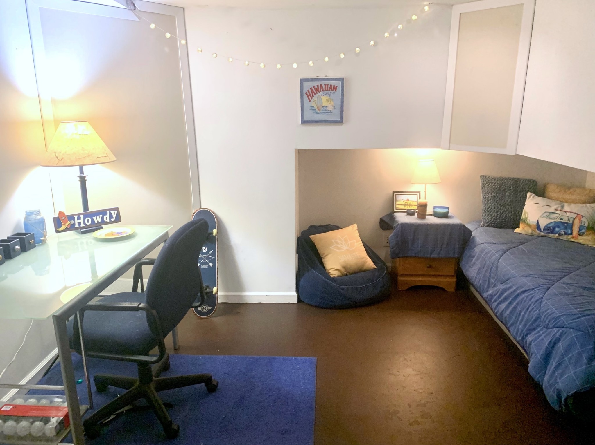 562 Walton Ferry Road Hendersonville, TN 37075 - Photo 18 of 24 a workspace with furniture and lamp