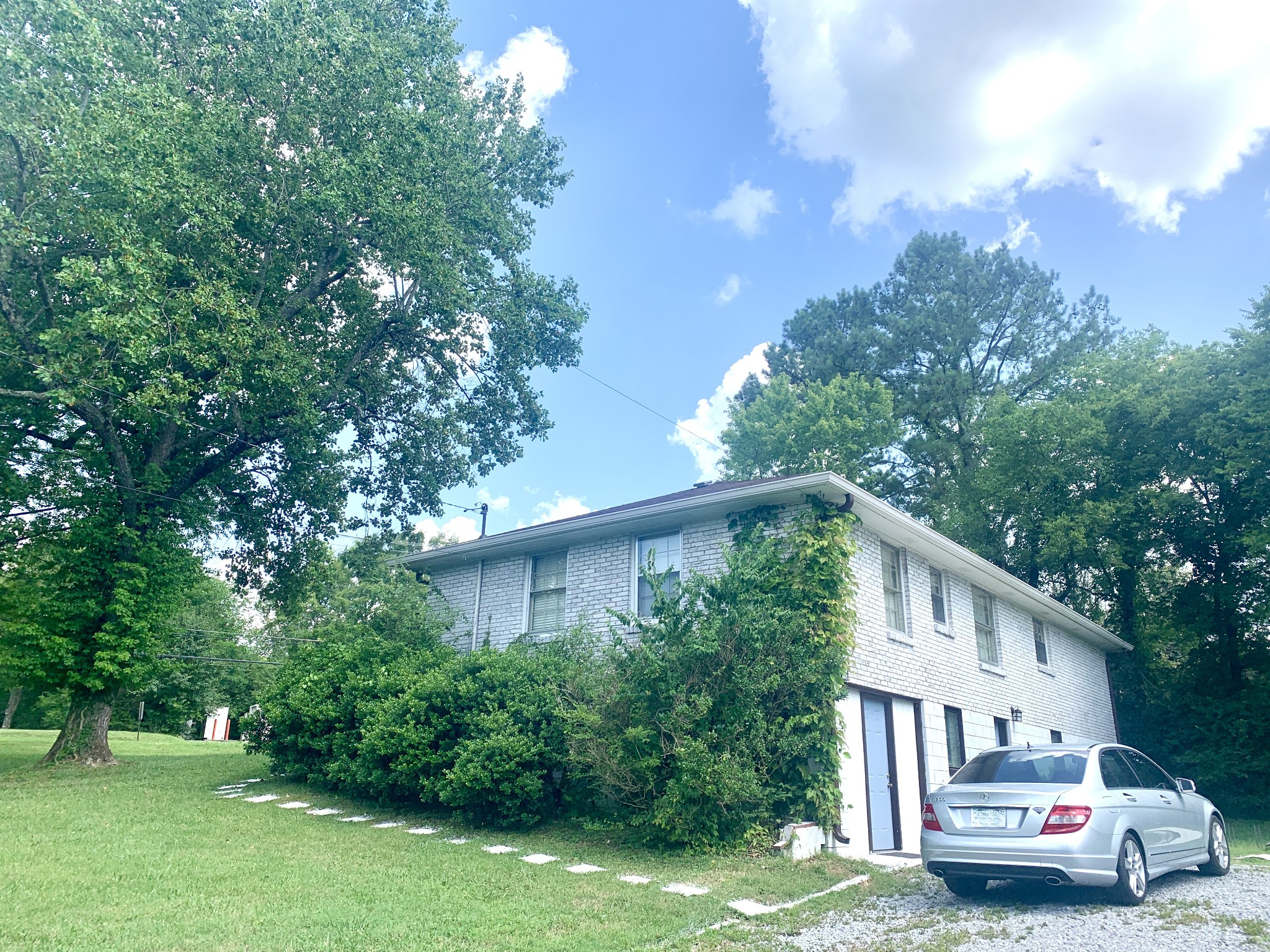 562 Walton Ferry Road Hendersonville, TN 37075 - Photo 3 of 24 a car parked in front of white house