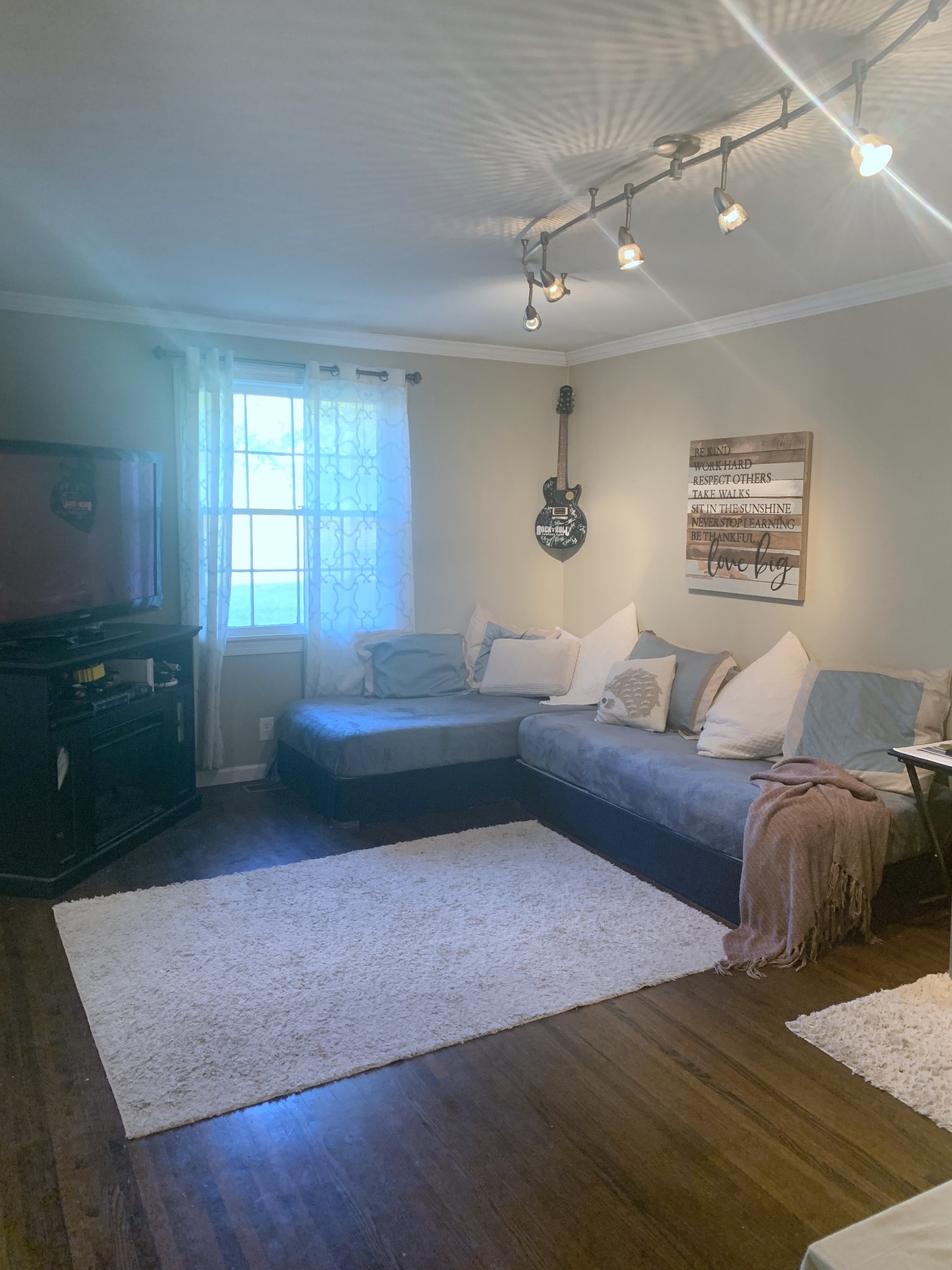 562 Walton Ferry Road Hendersonville, TN 37075 - Photo 8 of 24 a living room with furniture and a rug