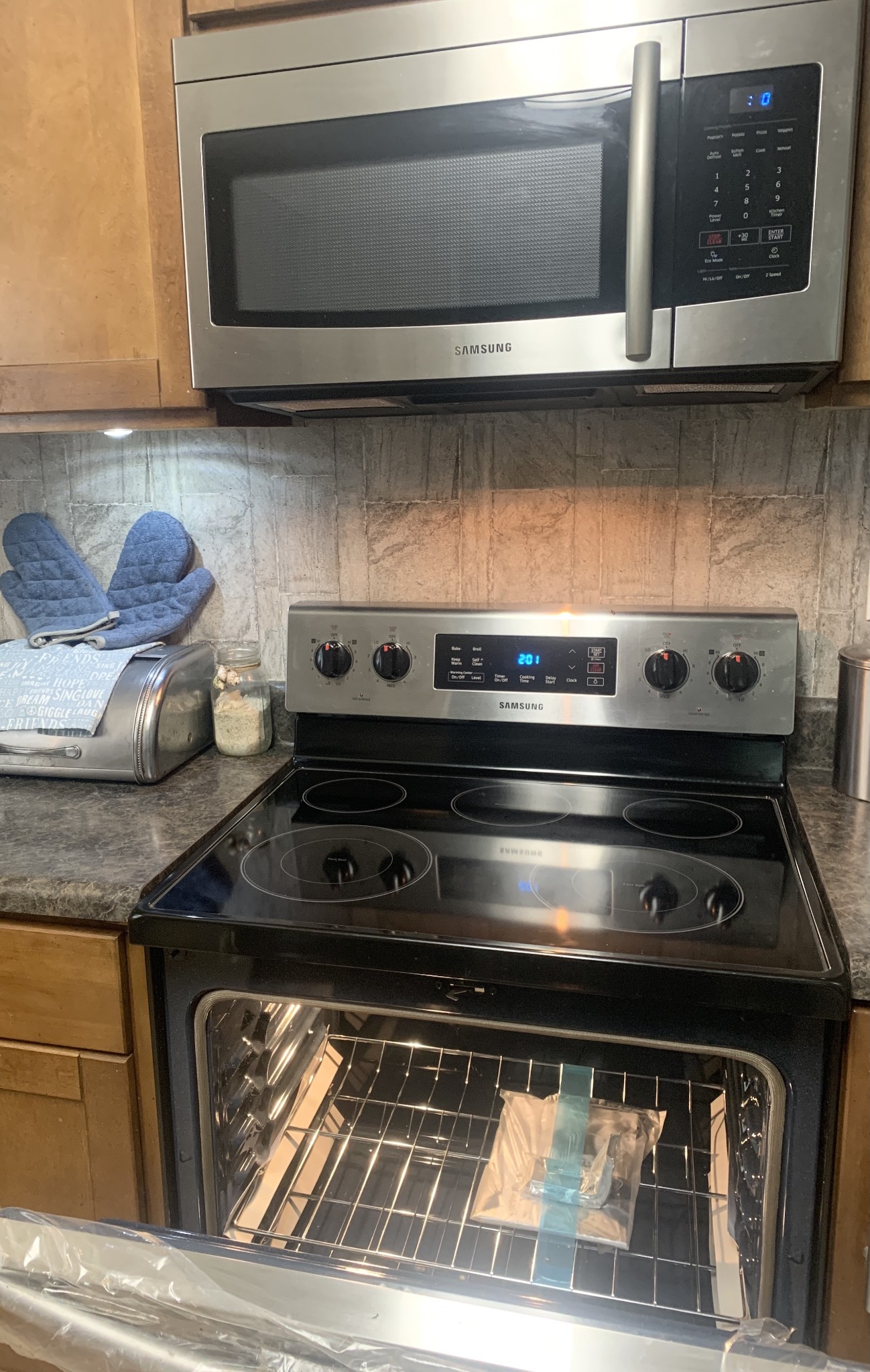 562 Walton Ferry Road Hendersonville, TN 37075 - Photo 10 of 24 a stove top oven sitting inside of a kitchen