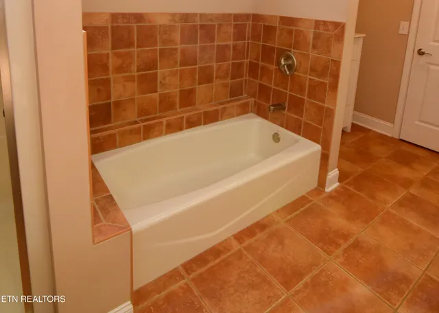 $790,900 | 280 Coyatee Drive North, Loudon, TN 37774