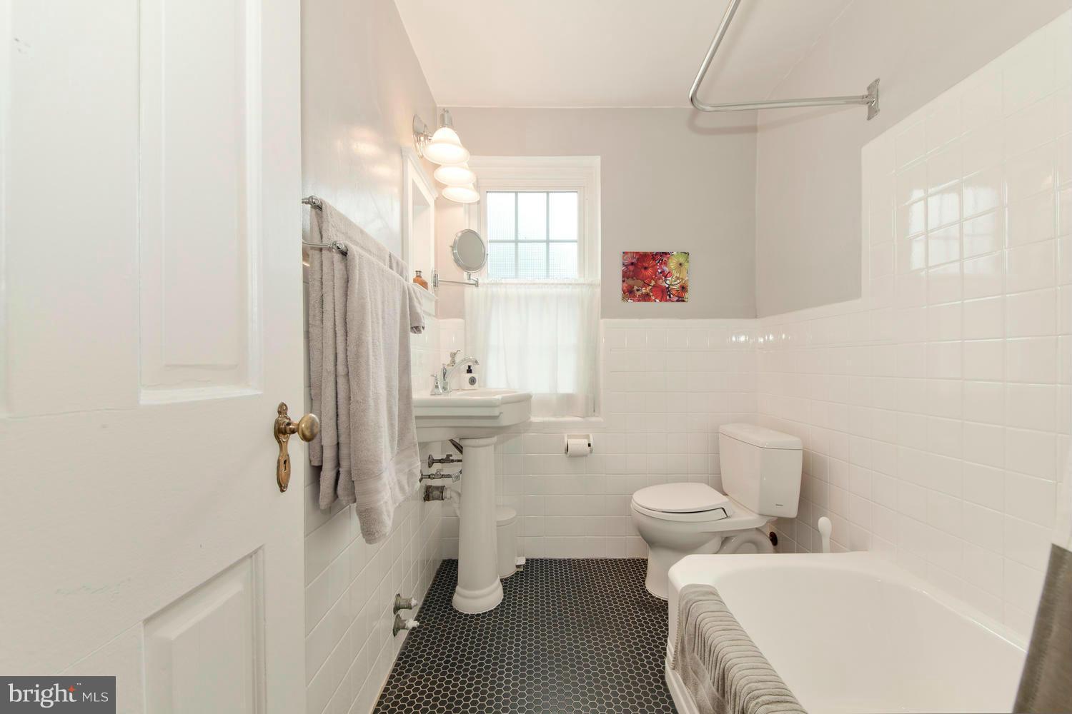207 West Glebe Road, Unit B Alexandria, VA 22305 - Photo 14 of 18 Bath