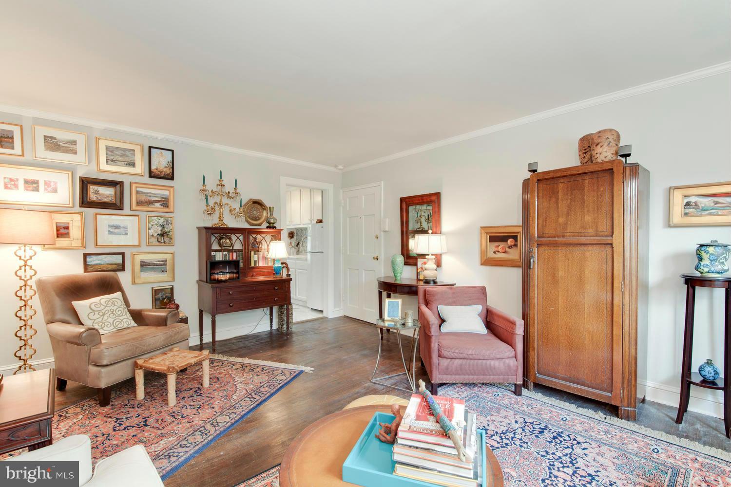 207 West Glebe Road, Unit B Alexandria, VA 22305 - Photo 15 of 18 Living Room