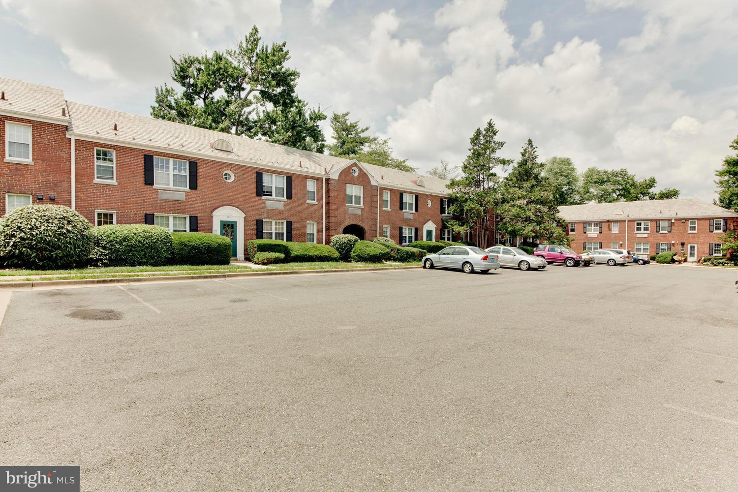 207 West Glebe Road, Unit B Alexandria, VA 22305 - Photo 17 of 18 Parking