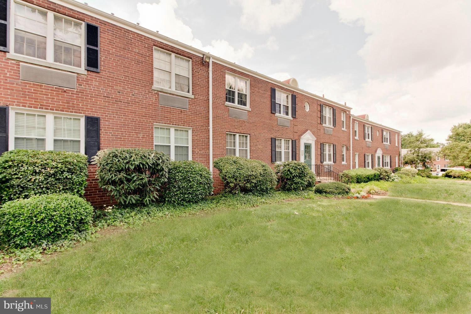 207 West Glebe Road, Unit B Alexandria, VA 22305 - Photo 18 of 18 Exterior (Front)