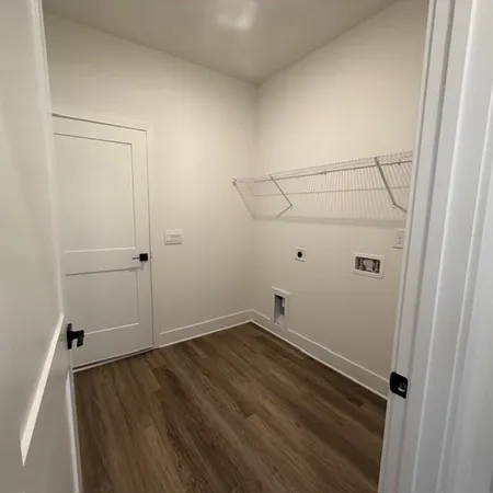 a view of a house with backyard