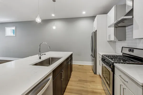 $4,500 | 1515 West Sunnyside Avenue, Unit 1E, Chicago, IL 60640