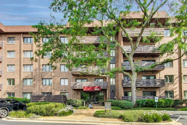 $415,000 | 2020 Chestnut Avenue, Unit 312, Glenview, IL 60025