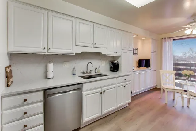 $415,000 | 2020 Chestnut Avenue, Unit 312, Glenview, IL 60025