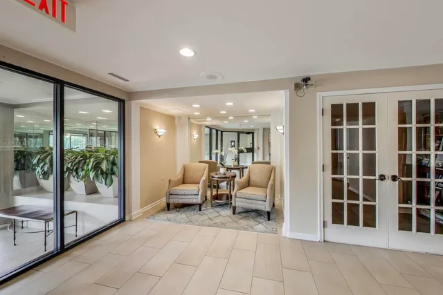 $415,000 | 2020 Chestnut Avenue, Unit 312, Glenview, IL 60025