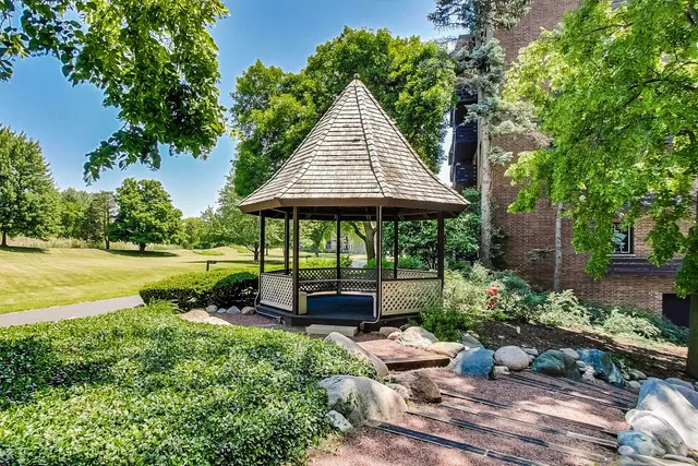 $415,000 | 2020 Chestnut Avenue, Unit 312, Glenview, IL 60025