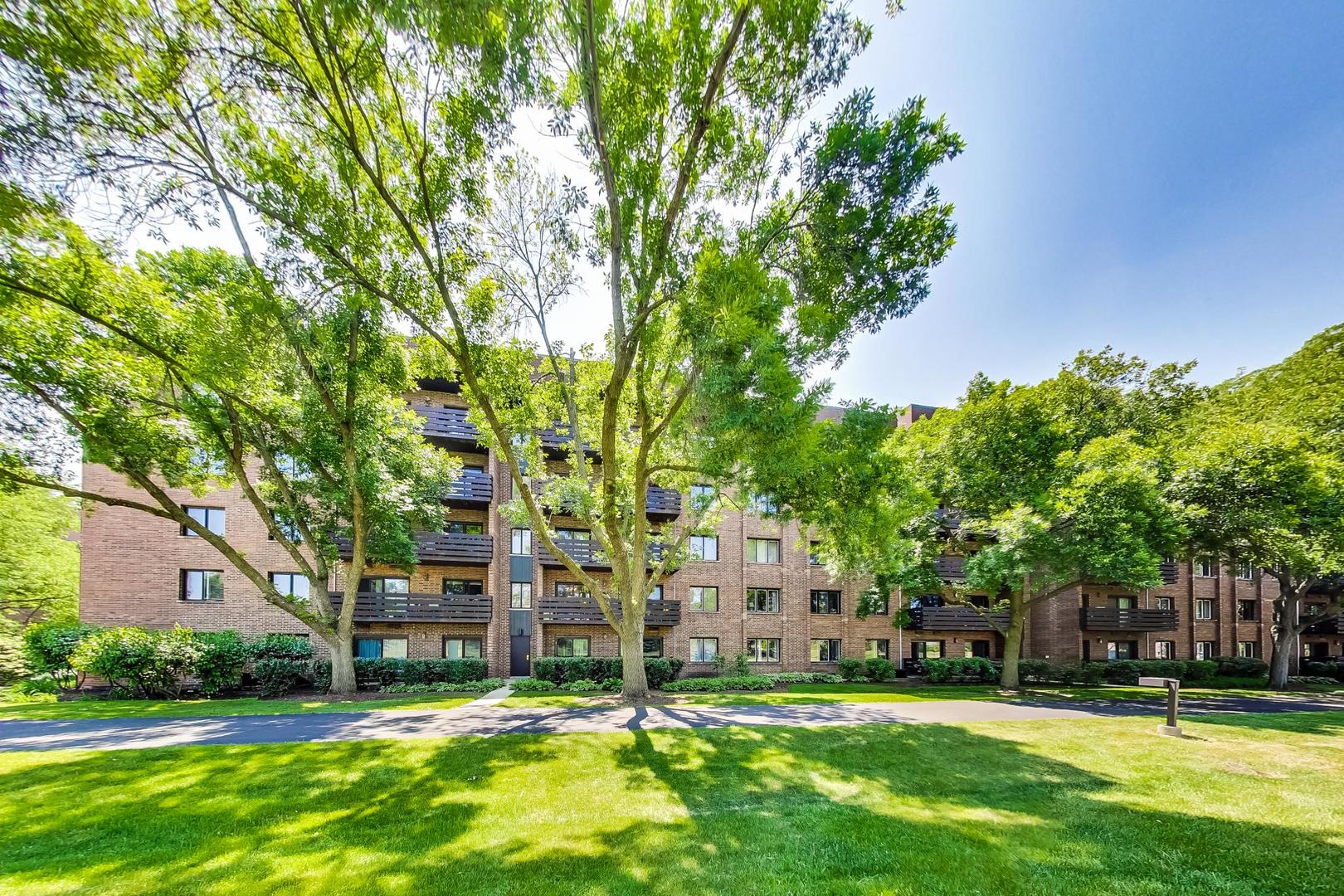 2020 Chestnut Avenue, Unit 312 Glenview, IL 60025 - Photo 32 of 34 a view of a building with a big yard