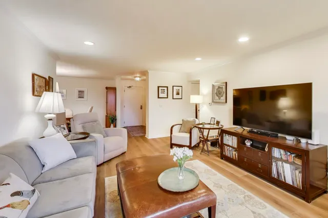 $415,000 | 2020 Chestnut Avenue, Unit 312, Glenview, IL 60025