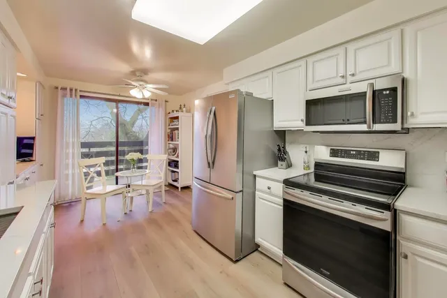 $415,000 | 2020 Chestnut Avenue, Unit 312, Glenview, IL 60025