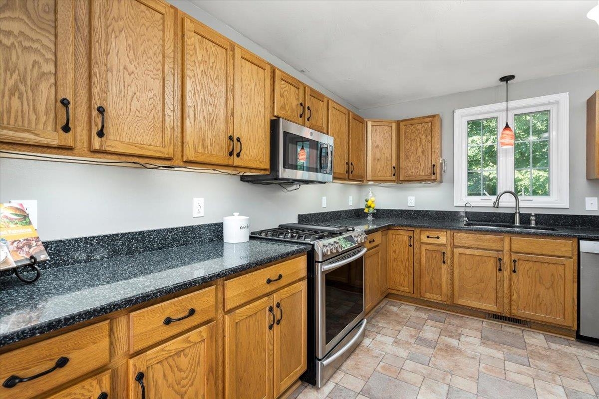 9 Meetinghouse Road Merrimack, NH 03054 - Photo 10 of 40