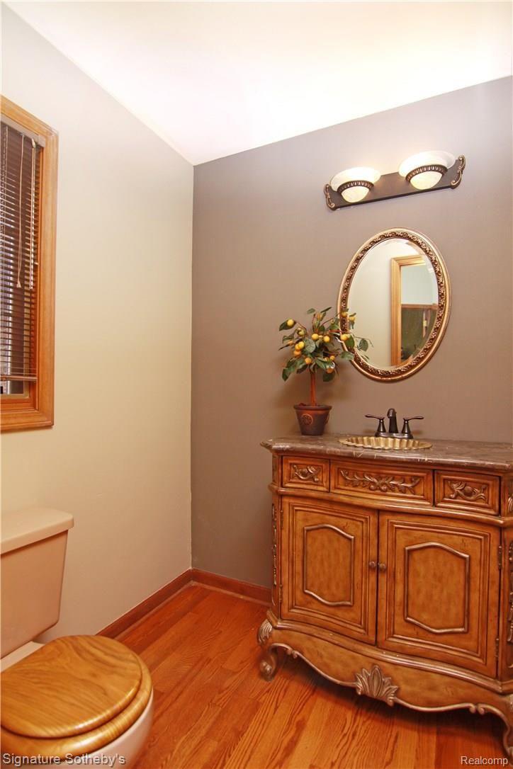 30895 Country Ridge Circle Farmington, MI 48331 - Photo 9 of 43 Powder Room